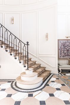 Love walls درج السلم, Custom Railing, Alice Lane Home, Entry Design, Stairway Design, Rachel Parcell, Staircase Wall, Curved Staircase, Wall Molding