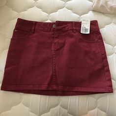 Maroon/Burgundy Mini Skirt! Maroon Concert Outfit, Maroon Mini Skirt, Maroon And Gold Outfit, Maroon Game Day Outfit, Maroon Outfit Ideas, Maroon Clothes, Burgundy Pants Outfit, Fsu Gameday, Burgundy Outfits