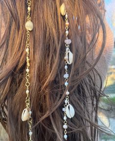 Channel your inner ocean princess with this mermaid-inspired hair chain. The easiest way to spruce up any hairstyle! Style with braids, curls, buns, bandanas! The possibilities are endless, and these chains are so elegant. Made with freshwater pearls, rose quartz, and seashells!   all hair charms are made with weft clips! If you'd prefer a lobster clasp just leave a note when placing your order! weft clips are available in multiple colors to suit all hair types! choose between black, dark brown, Long Hair Jewelry, Beach Head Accessories, Hair Jewelry Aesthetic, Seashell Hairstyles, Hairstyles With Gold Clips, Hawaiian Hair Accessories, Hair Jewelry Hairstyles, Pirate Hair Accessories, Mermaidcore Hair