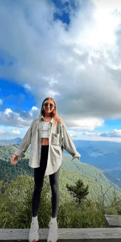 Outfit Ideas For Trekking, Outfit Mountain Trip, Lake District Outfit Summer, Hike Outfit Spring, Coorg Travel Outfits Women, Outfit Ideas For Mountain Trip, Oregon Hiking Outfit, Banff Summer Outfit, Outfit Trekking Women