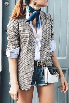 Look Working Girl, Outfit Mit Blazer, Short Leather Skirts, Tennis Shoe Outfits Summer, Casual Chic Outfits, Look Con Short, Mini Short, Trendy Fashion Outfits, Autumn Street Style