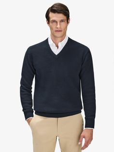 Men's v-neck – V-neck sweater 

John Henric’s ribbed V-neck sweater merges simplicity and elegance. Featuring a sophisticated rib-knit design and a deep V-neck, this sweater is tailored for a regular fit and finished with ribbed edges for enhanced comfort. It transitions seamlessly from casual to formal occasions, making it a versatile addition to your wardrobe.
Material: 100% Cotton Formal V-neck Top For Winter, Casual V-neck Business Tops, Casual V-neck Tops For Business, Classic Ribbed Sweater For Business Casual, Classic Ribbed V-neck Sweater For Work, V-neck Polo Sweater For Work, V-neck Sweater For Business Casual, Elegant V-neck Sweater For Business Casual, Winter V-neck Polo Sweater For Work