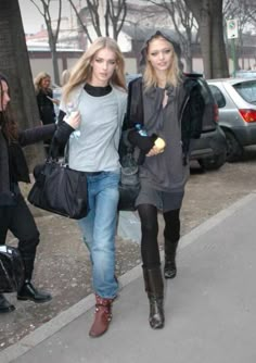 off duty model Model Off Duty Fashion, 2010 Street Style, Gemma Ward Off Duty, 2000s Model Off Duty, Of Duty Model Outfit, Hero Chic, Cute Black Fall Outfits, Off Model Duty Outfits, Model Odd Duty Style