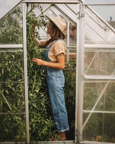 Mum Uniform, Gardening Clothes, Fitted Fashion, Gardening Outfit, Green House, A Minor, Slow Living, Permaculture, Simple Living