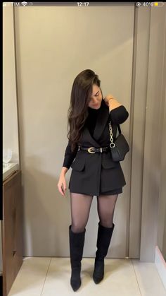 Cinto preto e bolsa preta Elegant Black Outfits Classy, Black Boots Outfit, Dressy Casual Outfits, Cold Outfits, Black Outfits