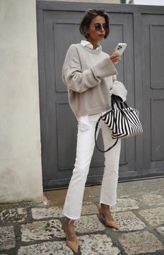 Witte Jeans Outfit, London Women Fashion, Outfit Minimalista, White Cashmere Sweater, White Pants Outfit, Look Jean, White Jeans Outfit, Style Casual Chic, Classic Style Outfits