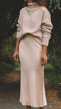 Black And White Outfit, Looks Chic, Silk Skirt