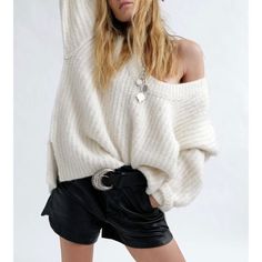 New Nwt Free People Blue Bell V-Neck Ivory Oversized Sweater - Sz Medium Retail Price $128.00 + Tax A Chunky Stitch And An Easy V-Neck Make This Relaxed-Fitting Sweater The One You'll Reach For On Repeat. * 23" Shortest Length; 27" Longest Length (Size Medium) * V-Neck * Long Sleeves * 73% Acrylic, 21% Nylon, 5% Polyester, 1% Elastane Excellent New With Tags Condition. Stored In A Smoke Free And Climate Controlled Environment. White Oversized Sweater, Oversized Pullover Sweaters, Chunky Oversized Sweater, Cross Sweater, Sweater Chunky, Thermal Sweater, Cropped Knit Sweater, Blue Bell, Waffle Knit Sweater