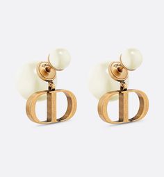 The Dior Tribales earrings are bold and timeless. Composed of white resin pearls, they are completed by antique gold-finish metal 'CD' initials, inspired by the 30 Montaigne line. The design is a prime example of the evolution of one of the House's most iconic styles and will elegantly adapt to any look.. Designer Earrings Gold, Dior Headquarters, Bracket Stacks, Rich Brands, Dior Earrings Pearl, Dior Jewelry Earrings, Christian Dior Jewelry, Christian Dior Earrings, Cash Cow