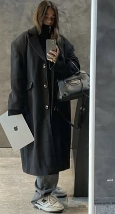 Preppy Girl, Leather Trench, Coat Outfits, Oversized Jacket, Trench Coats, Fall Winter Outfits, 2023 2024, Look Cool, Daily Fashion