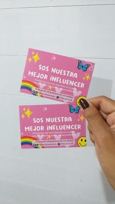 someone holding up two pink business cards with smiley faces on them and the words'so nuestra melor influencer '