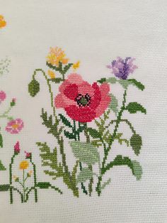 a cross stitch pattern with flowers on it