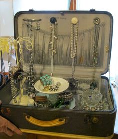 Vintage Suitcase Ideas | vintage suitcase jewelry box. Love this for a basket party or at events! :) super cute! Funky Shelf Ideas, Jewlerie Organization, Jewelry Door, Suitcase Ideas, Creative Jewelry Displays, Old Suitcases, Diy Jewelry Display, Vintage Suitcases, Craft Fair Displays