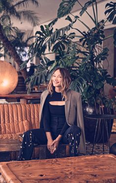 Kelly Wearstler Portrait, Trendy Interior Design 2023, Interior Designer Profile Picture, Interior Designer Portrait, Interior Designer Photoshoot Ideas, Interior Designer Outfit, Kelly Wearstler Interiors, Foto Top, Branding Shoot