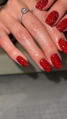 Christmas Nails Short Sparkle, Bright Red Nails With Glitter, Red Nails Glitter Christmas, Christmas Holiday Nails Winter, Holiday Birthday Nails, Bright Red Sparkly Nails, Christmas Red Nails Short, Christmas Nail Elegant, Red Glitter Nails Almond Shape