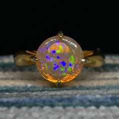 Zeigen Sie der Welt Ihr modisches Statement mit diesem einzigartigen Opalring. Ein rund geschliffener äthiopischer Opal sitzt im Zentrum dieses verstellbaren Statement-Rings. Kombiniere sie mit einer unserer Goldketten für ein zeitloses, schillerndes Schmuckset. Typ - Kristall Fundort - Welo, äthiopische Gewicht - 1,50 Cts Größe - 10mm x 10mm x 2mm Schliff - Rund Helligkeit - B4 Motive - Pinfire Metall - 18k Gold gefüllt Ringgröße - Schieber einstellbar Ausführliche Details - https://www.theopal Dazzling Jewelry, Gold Luxury, Crystal Opal, Gold Filled Ring, Gold Necklaces, Opal Ring, Opal Crystal, Opal Rings, Ethiopian Opal