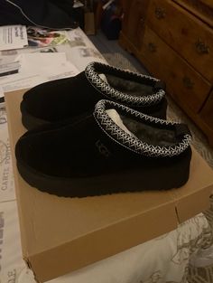 Black Cute Shoes, Ugg Shoes Black, Black Uggs Tasman, Shoes To Get For Christmas, Black Tasman Uggs, Shoes To Get, Shoe Ideas For Women, Ugg Tasman Platform, Cute Black Shoes