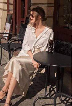 Style Parisian Chic, Mode Ulzzang, Vogue Photo, French Women Style, Parisian Chic Style, Parisian Women, Summer Wardrobe Essentials