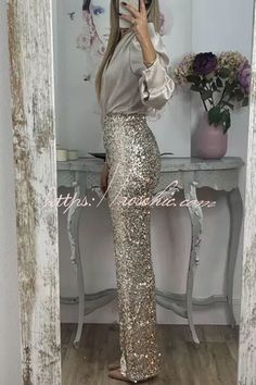 Glitter New Years Eve Outfit, Sequin Pants Outfit Night Out, Witches Brunch, Sequin Flare Pants, Bride Dress Simple, Fondant Rose, Glitz And Glamour, The Diva, Jumpsuit Party