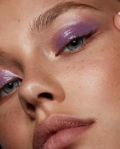 Easy Eyeshadow, Glossy Eyeshadow, Maquillage On Fleek, Glossy Eyes, Make Up Inspiration, Purple Makeup, Beauty Make-up, Milk Makeup