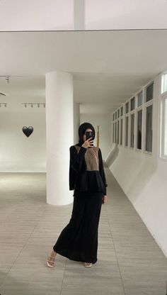 Black Outfit Hijab, Hijabi Dresses, Black Ootd, Campus Outfit, Fashion Identity, Fits Ideas, 90s Fits, Modern Hijab Fashion