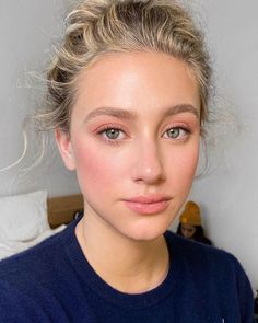 Bare Makeup Look, Eyeshadow No Eyeliner Look, Makeup Ideas Fair Skin, Corrective Makeup Looks, Pale Skin Eyeshadow, European Makeup Natural, 2023 Wedding Makeup, Modest Makeup Looks, Eye Makeup For Fair Skin