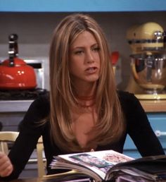 Honey Blonde 90s Hair, Jennifer Aniston 90s Hair Blowout, 90s Layered Hair Face Framing, Jeniffer Aniston Hair 90s, Jen Aniston Outfits, Jennifer Aniston Hair Back View, Jeniffer Aniston Hair Color, Jennifer Aniston Bronde