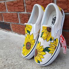 How To Paint Sunflowers, Paint Sunflowers, Custom Jordan Shoes, Canvas Shoes Diy, Sunflower Vans, How To Wear Vans