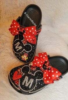 Custom Bedazzled Bling Crocs - Etsy Customized Crocs Shoes, Designer Crocs, Bedazzled Stuff, Cool Crocs, Bling Crocs, Crocs Slides, Nike Shoes Women Fashion, Bedazzled Shoes, Crocs Fashion