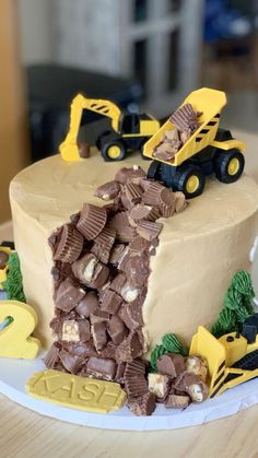 there is a cake that has been made to look like a construction site