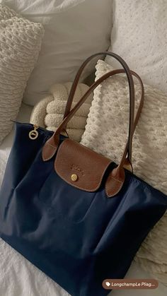 #bag #longchamp #navyblue Longchamp Navy Blue, Long Champ Aesthetic, Blue Longchamp Bag Outfit, Longchamp School Bag, Long Champ Bag Aesthetic, Taschen Aesthetic, Navy Longchamp Bag Outfit, Navy Longchamp Bag, School Bags Aesthetic