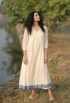 Jamdani Kurta Design, Onam Kurta Outfits Ideas, Khadi Kurta Designs, Khadi Dresses, Jamdani Kurta, Maxi Dress Styles, Onam Outfits