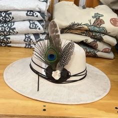 Let Me Just Say How Beautiful Is This Flat, Wide, Brim, Western Hat With Whitestone And A Peacock Feather! This Hat Is Wide, In The Inside You Can Adjust It To Your Size Literally, These Colors Are So Beautiful. Perfect For Summer Being Out On The Date Or Concert.! Derby Gala, Hat Bar, Gala Ideas, Hat Bands, Western Hat, Western Hats, Colorful Feathers, Peacock Feather, Hat Band