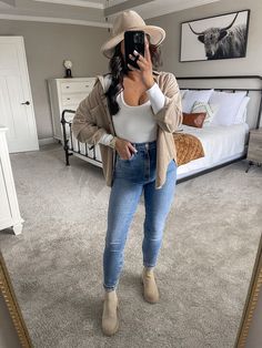 Tan Button Down Shirt Outfit, Chelsea Boots Outfit Tan, High Waisted Jeans Outfit Fall, Corduroy Shacket Outfit, High Waisted Jeans Outfit Casual, Chelsea Boots Women Outfit, Women 30s, Fall Outfits Women 30s