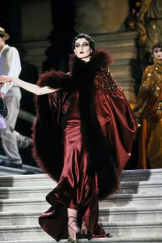 Christian Dior Spring 1998 Couture collection, runway looks, beauty, models, and reviews. Dior Collection, Christian Dior Haute Couture, 다크 판타지, Dior Haute Couture, Christian Dior Couture