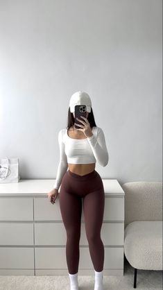 Sports Women Outfit Fashion, Latina Gym Aesthetic, Outfit Gym Mujer, Wearing Vs Styling, Big Hips Outfit, Gym Fitness Women, Gym Attire Women, Modest Gym Outfit, ليلو وستيتش