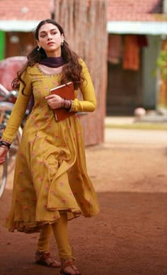 Aditi Rao Hydari, Aditi Rao, Long Gown Design, Traditional Indian Dress, Casual Indian Fashion, Long Dress Design, Salwar Kamiz, Traditional Indian Outfits