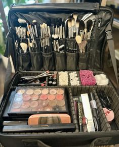 Makeup Must-Haves: Building Your Professional Kit Make Up Artist Must Haves, Professional Mua Kit, Mua Makeup Kit, Basic Makeup Kit For Beginners, Makeup Artist Room, Pro Makeup Kit, Bridal Makeup Kit, Makeup Kit For Beginners, Makeup Kit Organization