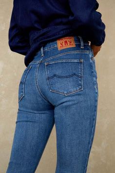 Jeans - Christina High    Christina High ist eine hochgeschnittene, super enge Jeans. Christina ist eine klassische Röhrenjeans, die am Oberschenkel bis zum Knöchel eng anliegt. Die Jeans ist dazu gedacht, auf der Taille zu sitzen. Der Aufnäher auf der Rückseite der Jeans besteht aus recyceltem Leder, und das verwendete Metall ist recyceltes Metall, was die Erreichung von Nachhaltigkeit auf allen Ebenen bedeutet.  Die Jeans eignet sich ideal für den Büro-Alltag und lässt sich auch hervorragend l Singlet Dress, Men Jeans Pants, Indigo Jeans, Jean Large, Vegan Brands, Sweater Jumpsuit, Loose Fit Jeans, Jeans Mom, Pull Sweat