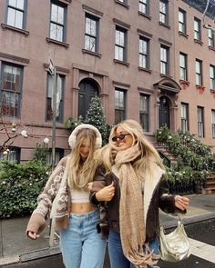 @taylorrbondd on insta #christmas #newyork #nycstyle #friendshipgoals #outfitidea #trendylook Styling A Scarf, Nyc Christmas Outfit, Winter Street Fashion, Winter New York, Christmas In Nyc, Outfit Ideas Christmas, Nyc Pics, Nyc Winter Outfits, New York City Christmas