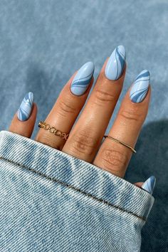 O esmalte azul é uma cor que transita entre a tranquilidade, estabilidade e sofisticação. Se você quer aliar estilo e elegancia confira modelos e desenhos com a cor para diferentes situações. Nails For Cruise, Cruise Nails Designs, Nosey People, Hoco Nails, Cruise Nails, Blue Gel Nails, Aesthetic Nail, Animal Reference, Colorful Nail