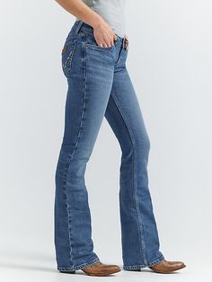 WOMEN'S BOOTCUT JEANS WITH A LOW-RISE, RETRO TWIST Combining the authentic Wrangler® details you know and love with new washes and fits, the Wrangler® Retro® collection strikes a contemporary chord while paying tribute to our Western roots. Affectionately known as Sadie, our women's low-rise bootcut jeans offer the comfort and durability you need as well as a stylish back pocket design for extra personality. women's low-rise jeans sit right at the hips, making them perfect for showing off a favo Hip Hugger Jeans, Back Pocket Jeans, Wrangler Jeans Women's, Womens Low Rise Jeans, Retro Collection, Fiesta Outfit, Low Rise Bootcut Jeans, Retro Jeans, Womens Jeans Bootcut