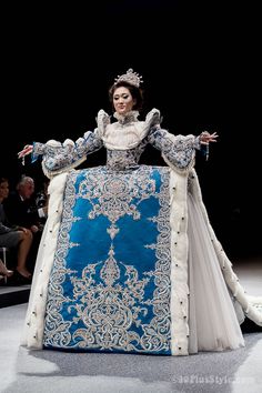 Style inspiration: Guo Pei Fashion Show – be completely wowed! Guo Pei, Blue And White Dress, Fantasy Fashion, Mode Inspiration, Historical Fashion, Couture Fashion, Wearable Art