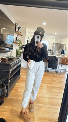 Perfectly comfotable and perfectly cute Cute Cozy Outfits Lazy Days, Lounge Wear Outfit Ideas, Fall Outits, Comfy Winter Outfits Lazy Days, Acl Outfits, Cute Sweats Outfit, Athleta Outfits, Chilly Day Outfit, Home Outfit Ideas