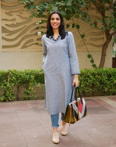 Work Wear Kurtas For Women, Office Wear Salwar Suits, Kurta Looks Women, Kurta Styling Ideas For Women, Simple Kurta Designs Casual, Kurta Jeans Outfit Women, Kurta Outfits Women Casual, Indian Office Wear Women Work Outfits, Kurta Ideas For Women