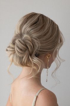 Bridesmaid Hair Inspo, Bridemaids Hairstyles, Cute Prom Hairstyles, Messy Hair Updo, Wedding Hair Up, Guest Hair, Bridesmaid Hair Makeup, Ball Hairstyles, Prom Hairstyles For Long Hair