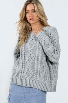 Sweater 100% polyester Cathlin is wearing a size XS/S Cable knit material Scoop neckline Drop shoulder Relaxed fitting Unlined