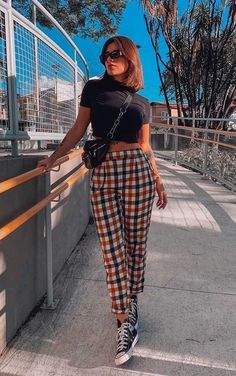 Looks Com All Star, Elegante Casual, Cropped Tops, Plaid Pants, Look Vintage, Mode Vintage, Looks Style, Looks Vintage, White Blouse