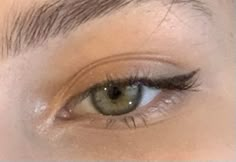 Natural Lashes For Small Eyes, Simple Small Eyeliner, Small Liner Makeup, Small Eyeliner Ideas, Clean Eyeliner Look, Soft Smudged Eyeliner, How To Treat White Heads On Face, Small Eyeliner Looks, Dainty Eyeliner