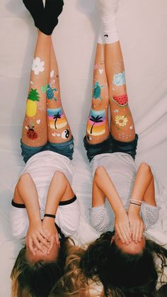 Leg Painting Ideas, Women In Their 20s, Hobbies For Couples, Hobbies For Women, Best Friend Photography, Fashion 90s, Best Friend Photoshoot